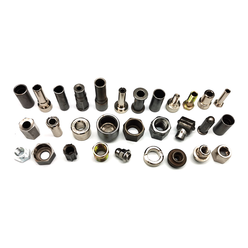 শিল্প অ্যাপ্লিকেশনগুলিতে ঠান্ডা এবং গরম নকল ফাস্টেনারগুলি কী প্রয়োজনীয় করে তোলে?